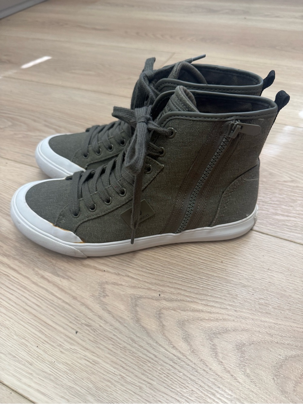 Guess Los Angeles Canvas Sneakers
G Gorlia2 Green Size 8.5 - Picture 3 of 10